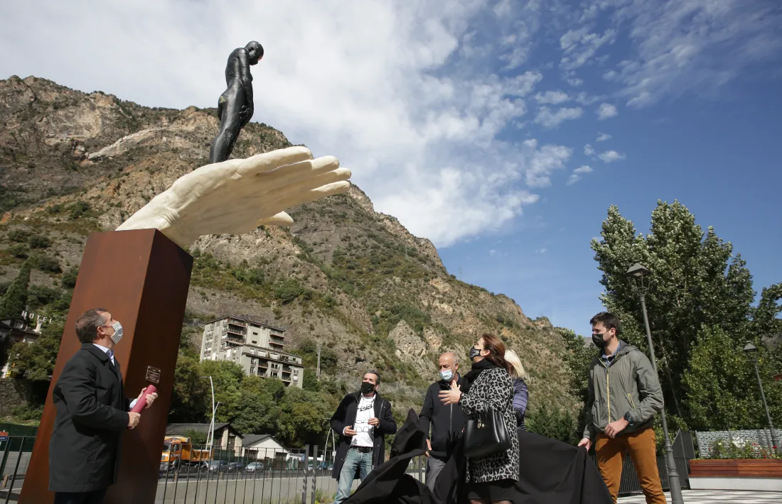 Un moment de la descoberta de l'escultura 'Procés' d'homenatge a les víctimes de la Covid-19.