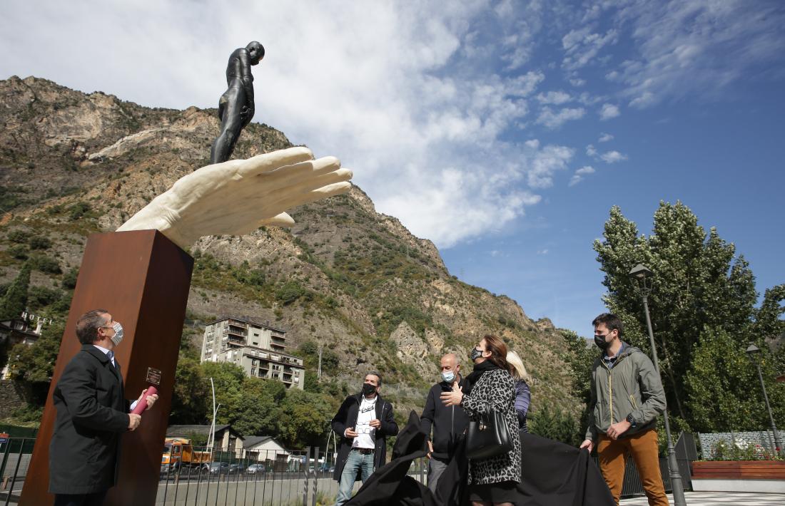 Un moment de la descoberta de l'escultura 'Procés' d'homenatge a les víctimes de la Covid-19.