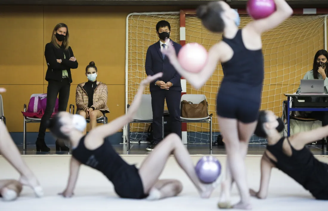 Morinari Watanabe va veure en directe les evolucions de les gimnastes de la FAG. Foto: Facundo Santana
