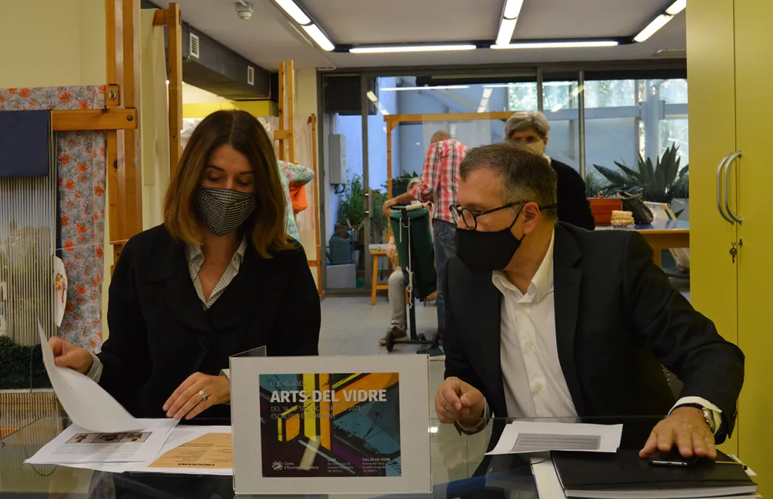 Anna Garcia i Valentí Closa durant la presentació de les onzenes jornades Arts del Vidre.