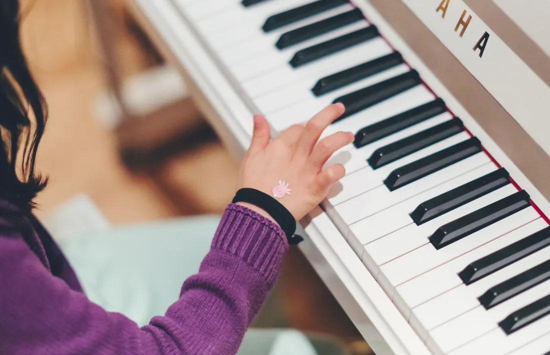 Una persona tocant el piano.