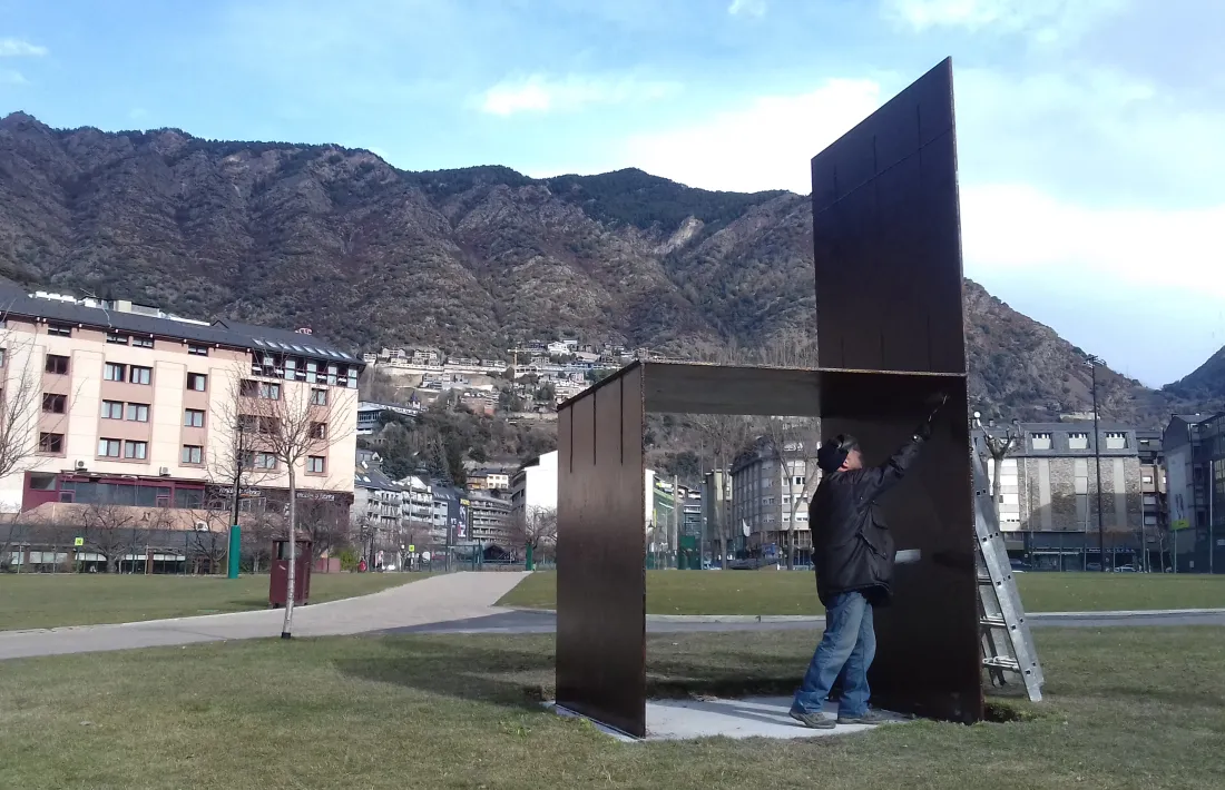 ‘Cadireta’, de Rafa Contreras, espera Gaset al Parc Central.