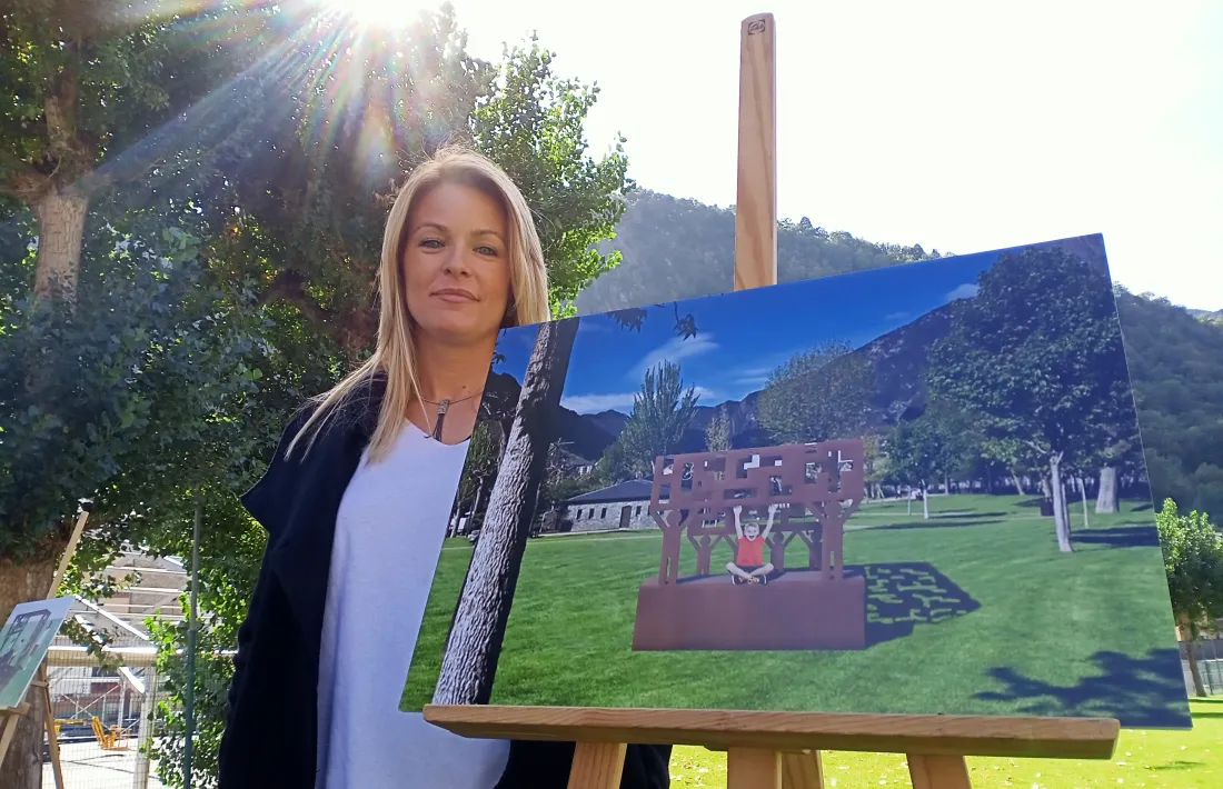 Aixàs, amb l'esbós del projecte guanyador del concurs d'escultura en homenatge als voluntaris, ahir al Parc Central.