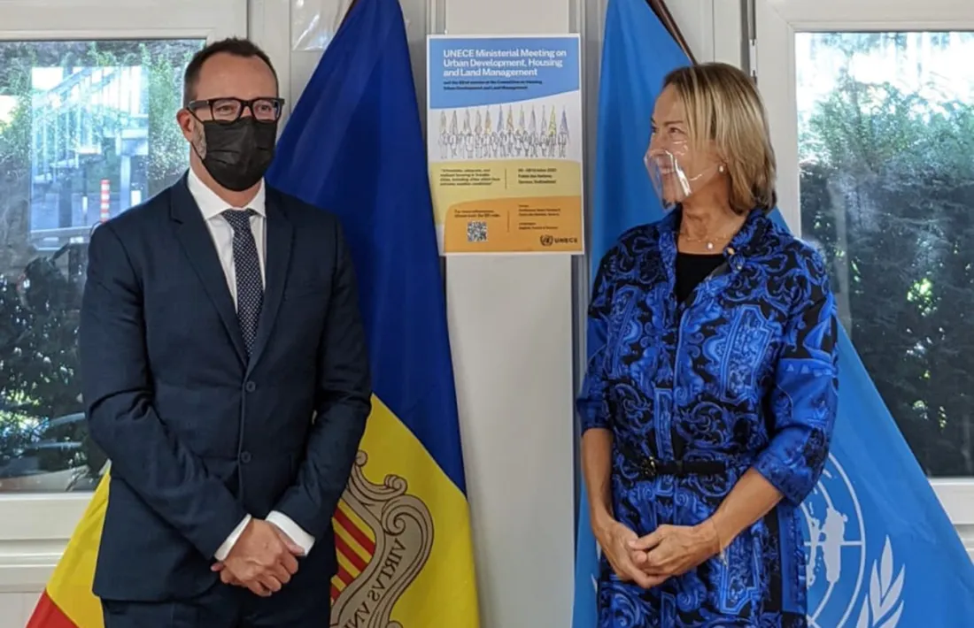 El ministre de Territori i Habitatge, Víctor Filloy, amb la secretària executiva d’Unece, Olga Algayerovà.