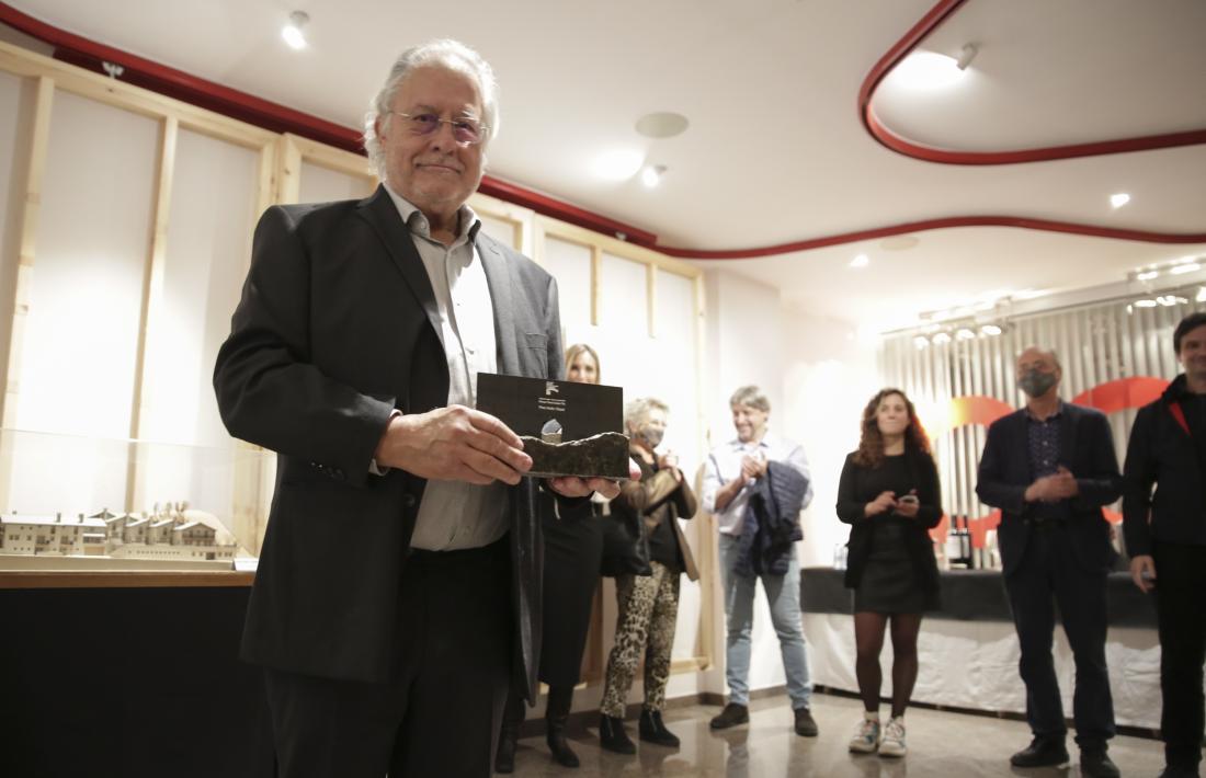 Un moment de l’entrega del premi a la seu social del COAA, ahir al vespre.