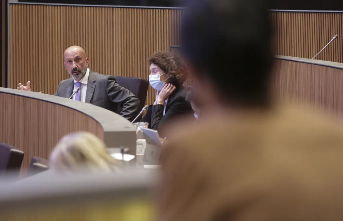 El titular de Salut, Joan Martínez Benazet, responent a Carine Montaner.