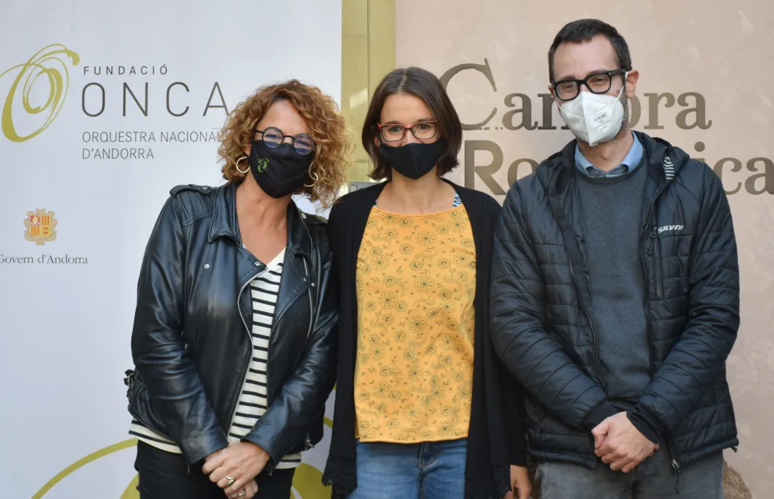 La cap de producció de la Fundació ONCA, Teresa Areny, la presidenta de l'Associació Amics del Cambra Romànica, Clara Pladevall, i el conseller de comú de Canillo, Cerni Pol.