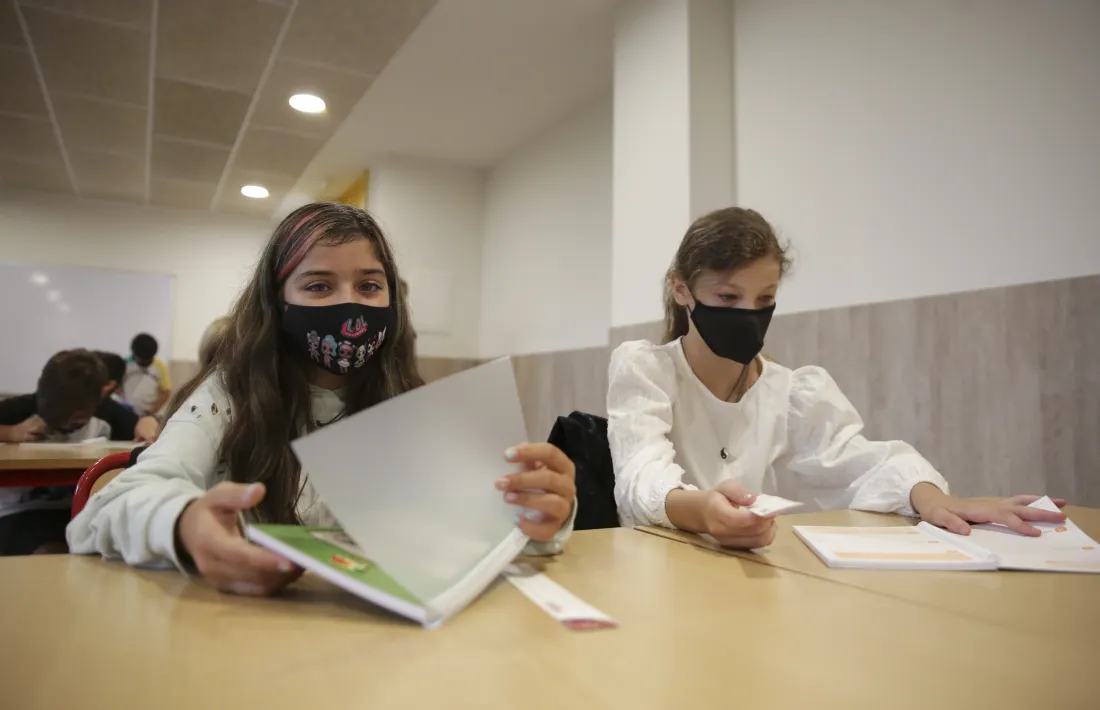 Alumnes el primer dia d’escola encara amb mascareta.