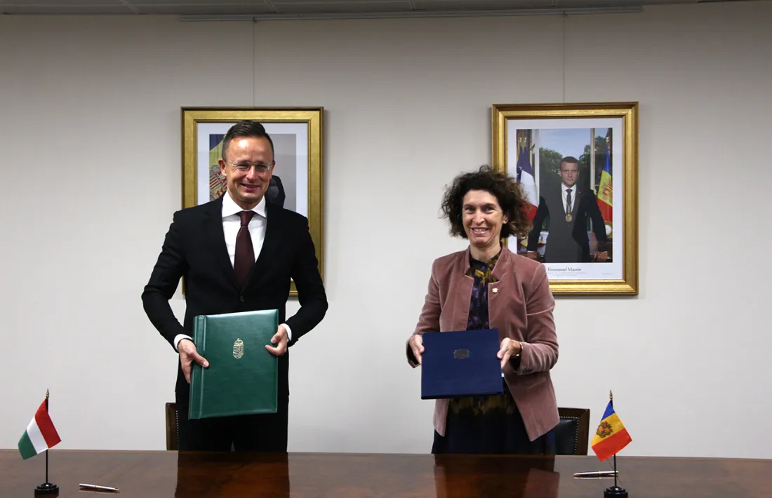 La ministra d'Afers Exteriors, Maria Ubach, i el seu homòleg d’Hongria, Péter Szijjártó, després de la signatura del CDI.