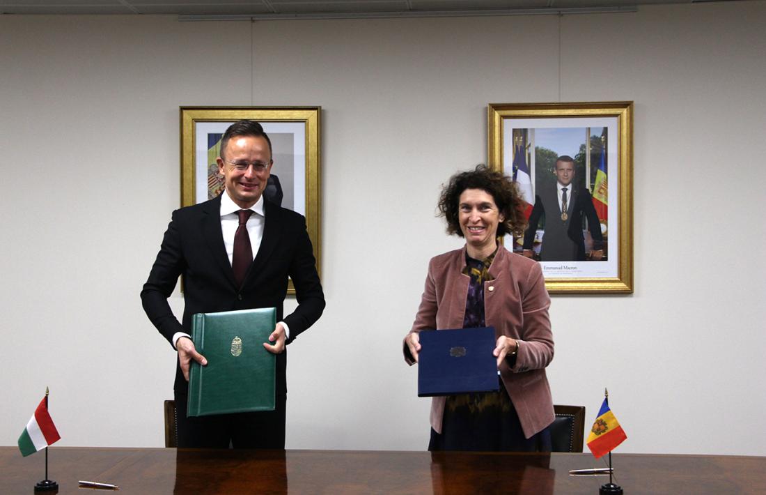 La ministra d'Afers Exteriors, Maria Ubach, i el seu homòleg d’Hongria, Péter Szijjártó, després de la signatura del CDI.