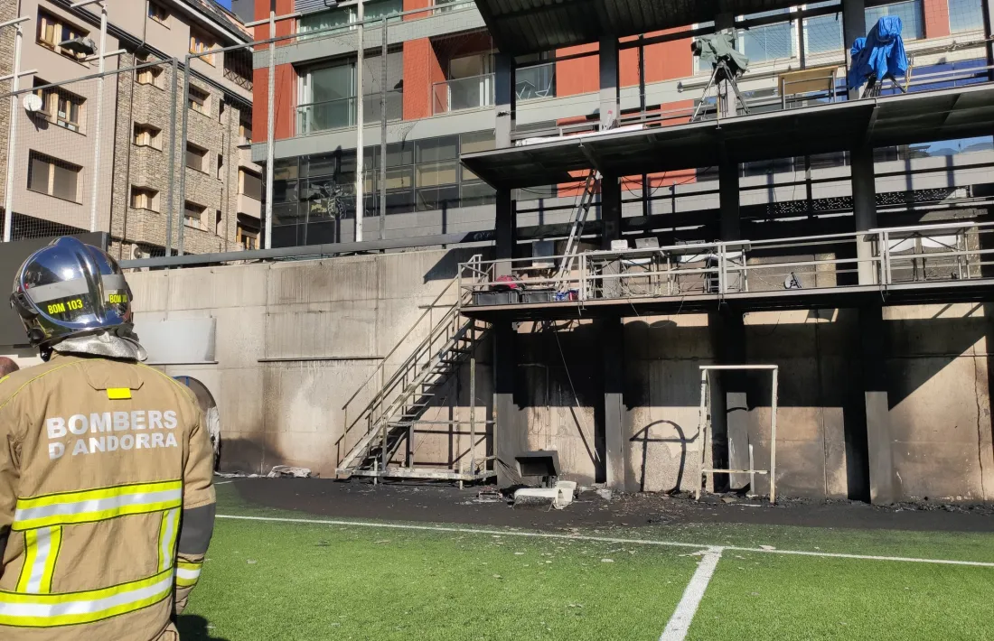 La torre per a mitjans gràfics un cop els bombers han apagat les flames.