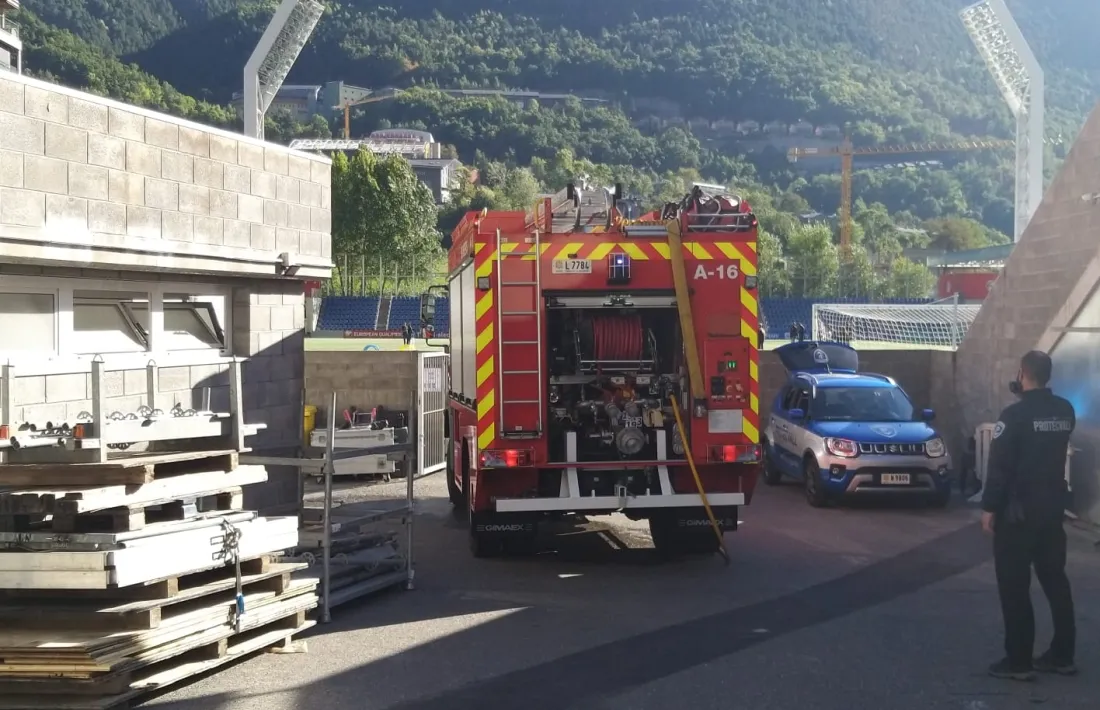 Un camió de bombers a l'Estadi Nacional.