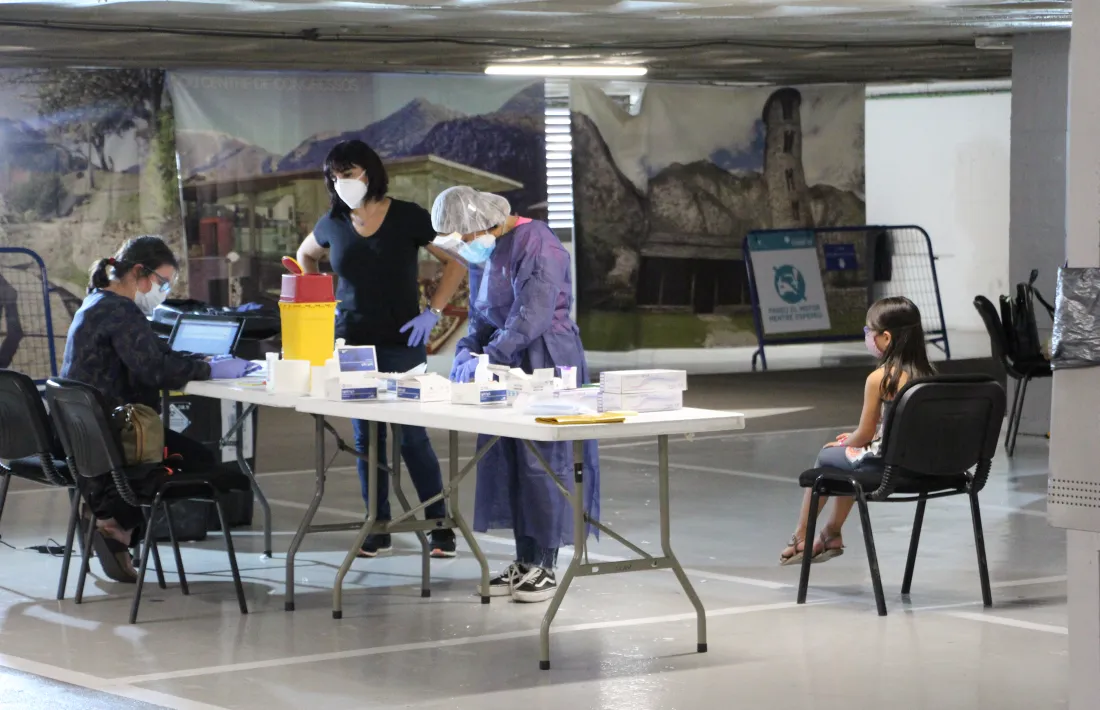 Una nena esperant per fer-se una prova a l'stop lab.