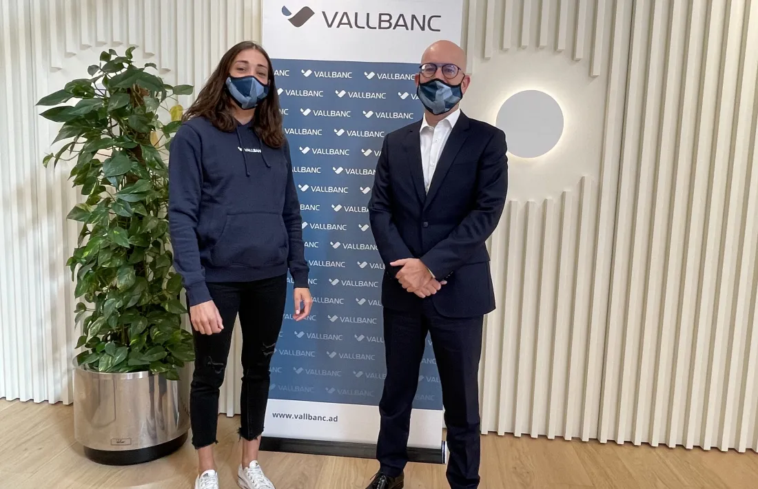 Monica Doria i Sergi Martín després de renovar l'acord de patrocini. Foto: Vall Banc