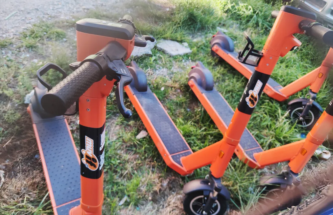 Patinets estacionats en un punt habilitat per l’empresa Muvif.