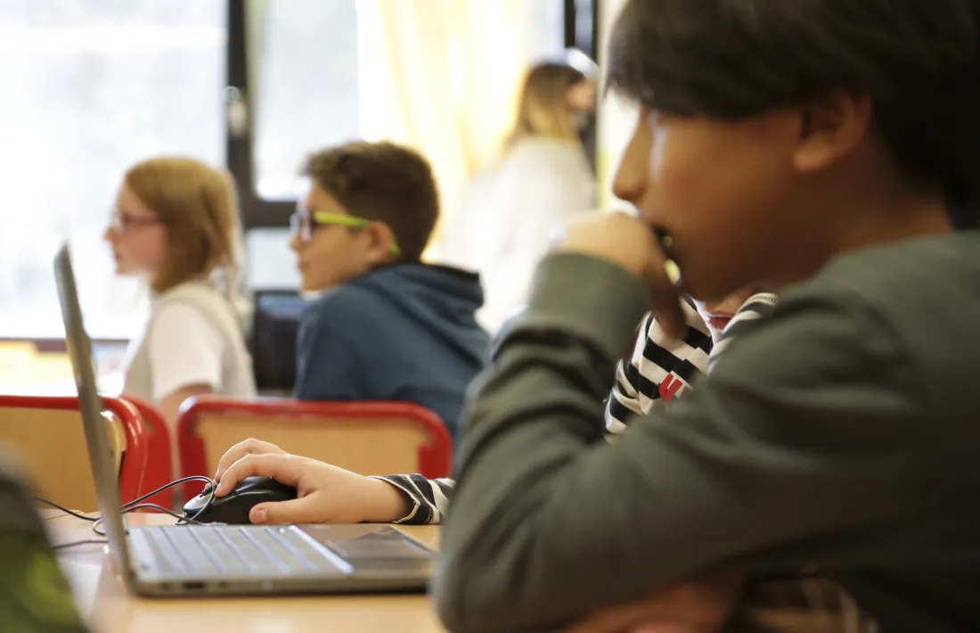 Infants sense mascareta en una aula de l’escola de Canillo.