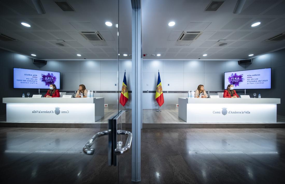 Conxita Marsol i Meritxell López presenten la 42a Fira d'Andorra la Vella.