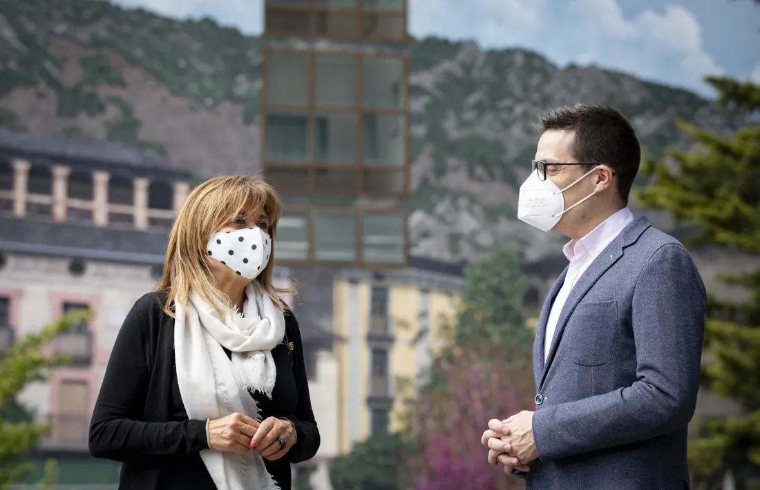 La cònsol Conxita Marsol i Jordi Sabata, el maig passat a la plaça del Poble.