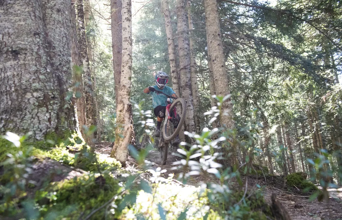 Un ciclista al bike park de Vallnord.