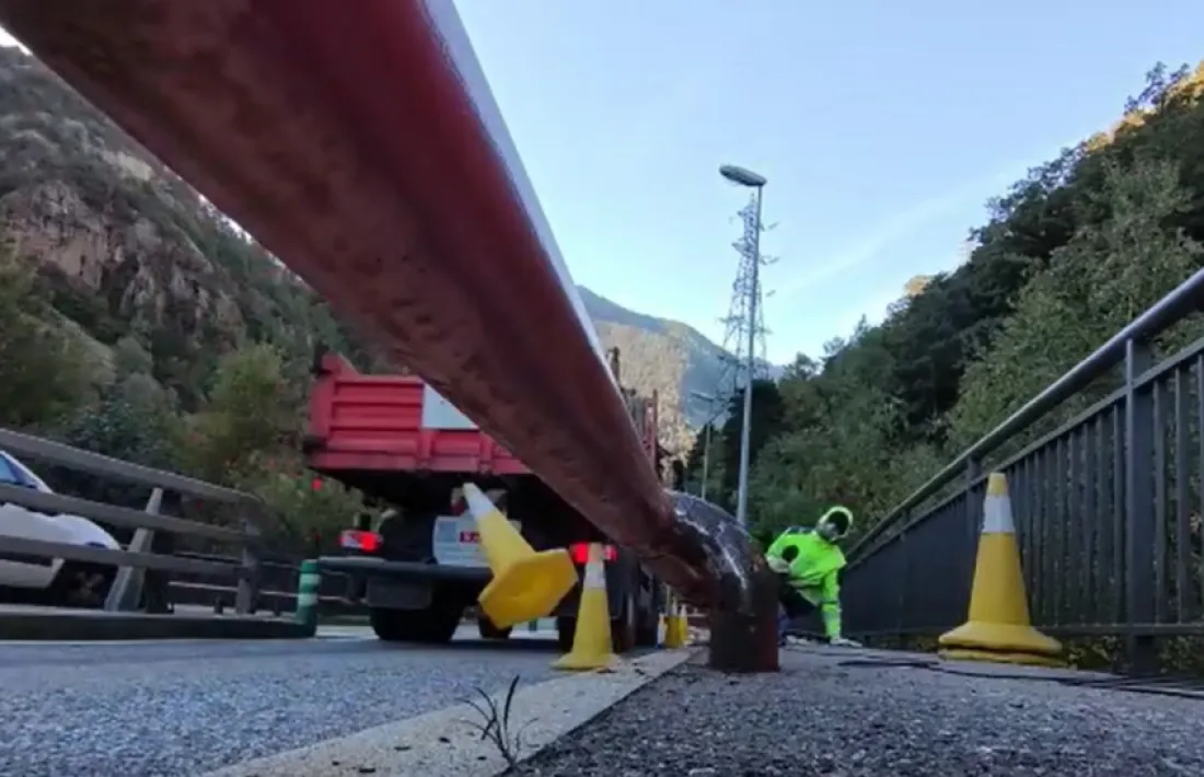 Moment en què un camió fa caure el treballador, aquest matí a la CG-2.