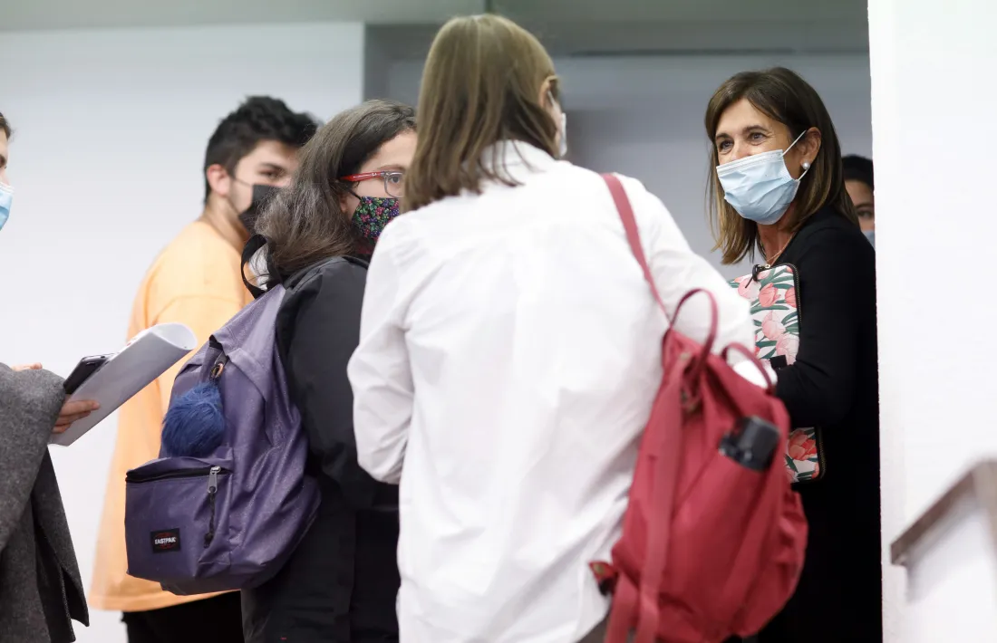 La ministra Vilarrubla xerrant amb els joves, aquesta tarda.