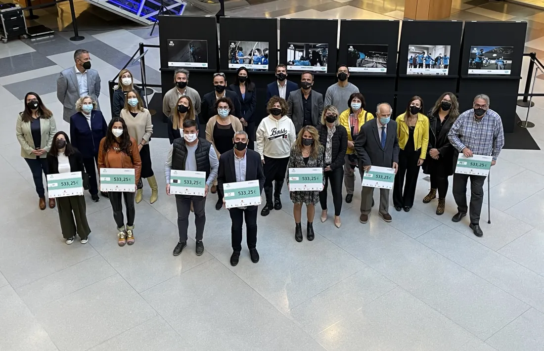 Els representants polítics i de les entitats que han rebut els xecs.