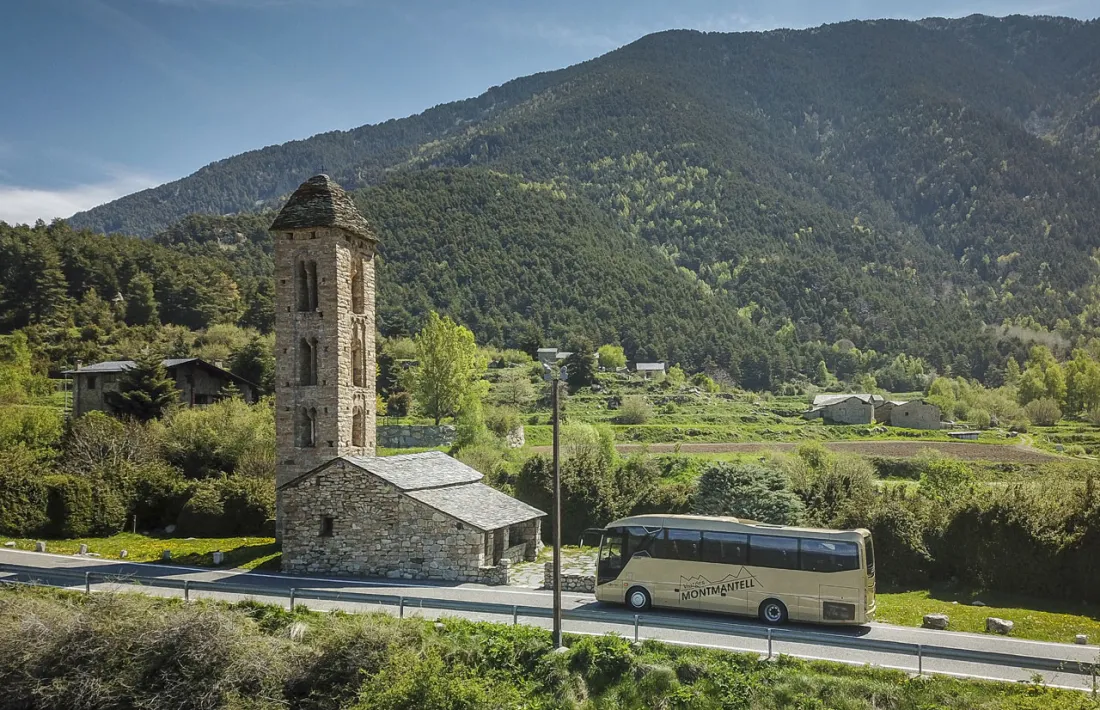 Un bus de Montmantell davant de l’església de Sant Miquel d’Engolasters.