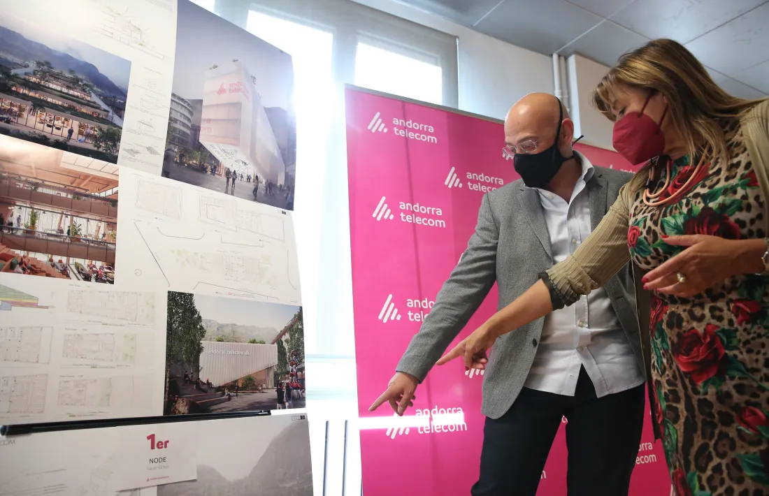 L’arquitecte Xavier Orteu i la cònsol major d’Andorra la Vella, Conxita Marsol, miren el projecte guanyador.