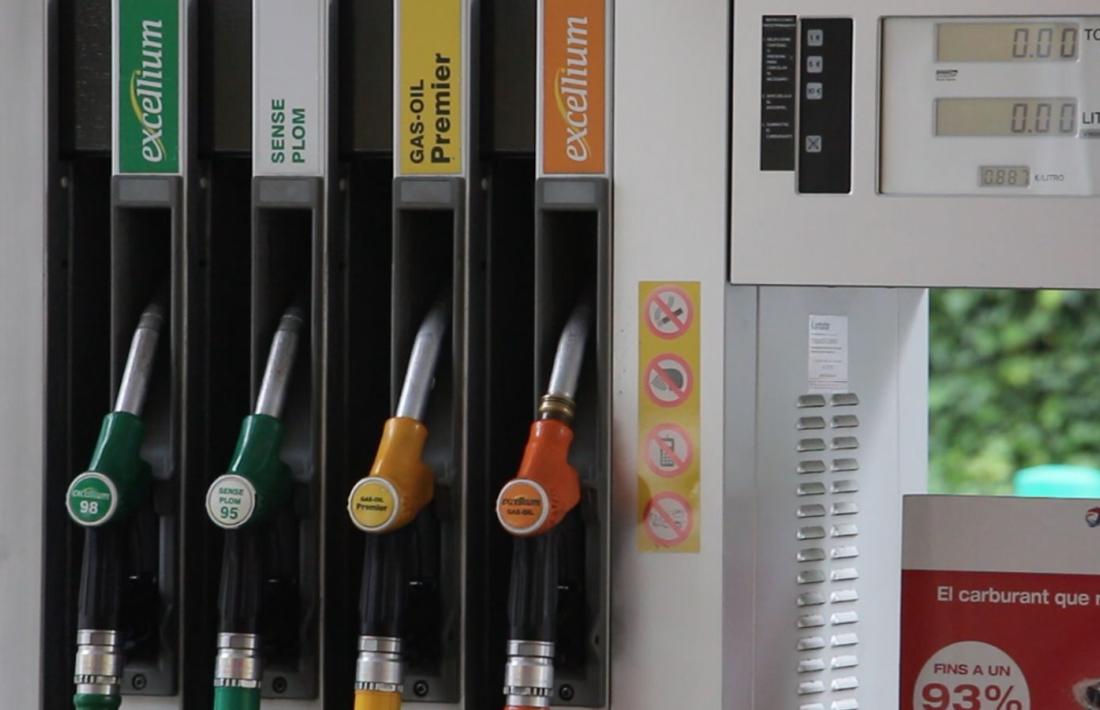 Assortidors de carburants en una estació de servei.