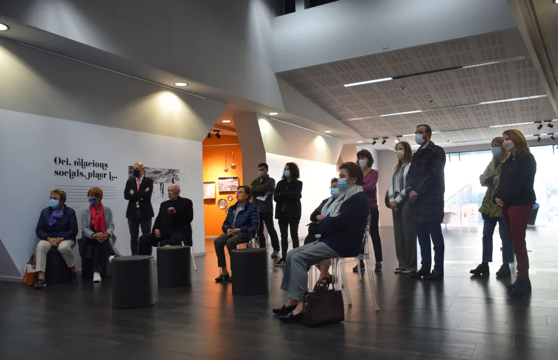 Els familiars dels pioners de l'hoteleria i les autoritats en un moment de la visita guiada a l'exposició.