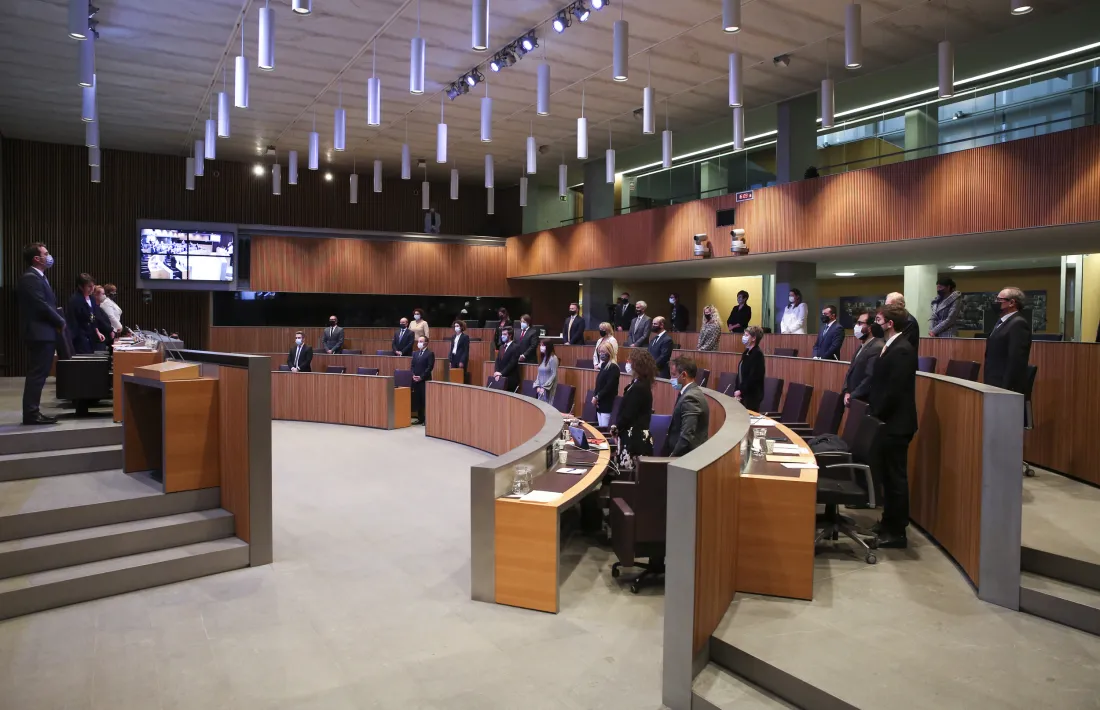 Els consellers generals van fer un minut de silenci abans de l’inici del ple en record de l’exconsellera i exministra Susagna Arasanz.