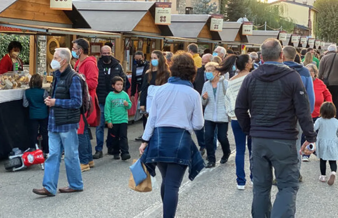 El Camí Ral de Cerdanya, on s'han instal·lat les parades de formatges, ha estat molt concorregut. 