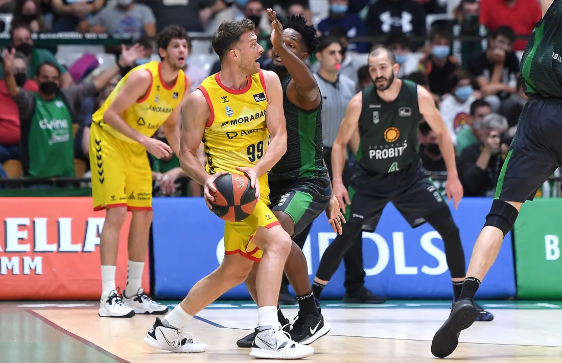 Gal Mekel defensat per Feliz. Foto: ACB Photo / D. Grau