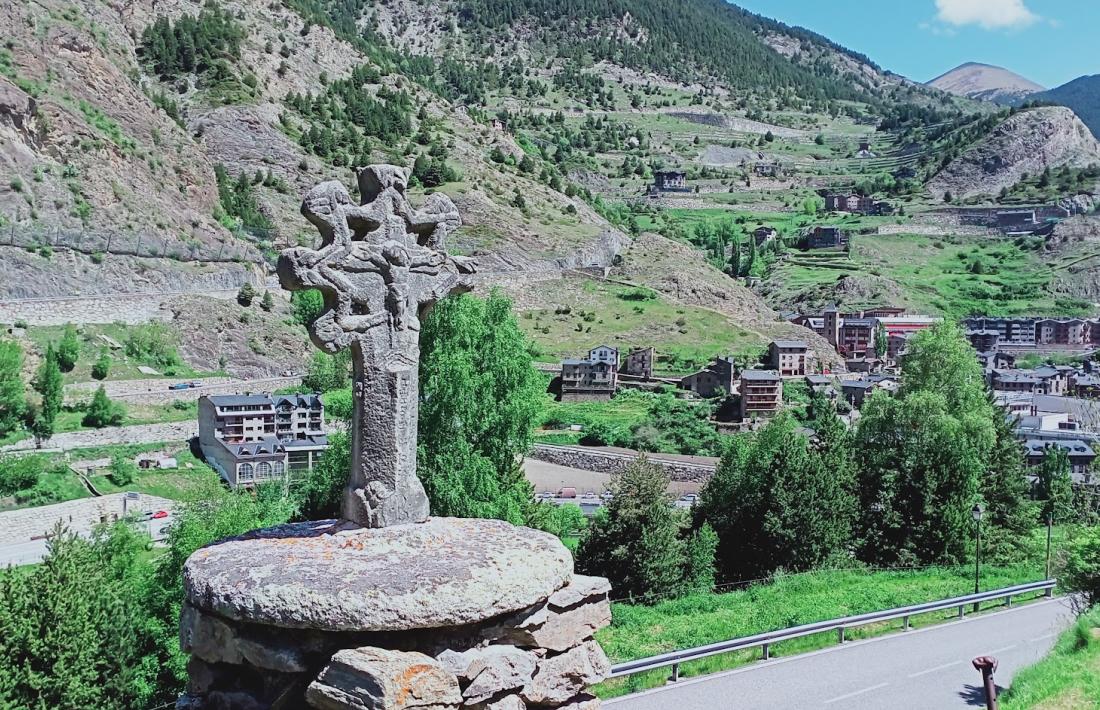 Rèplica de la Creu dels Set Braços al camí de Prats que inspira l’Orde avui a tràmit.