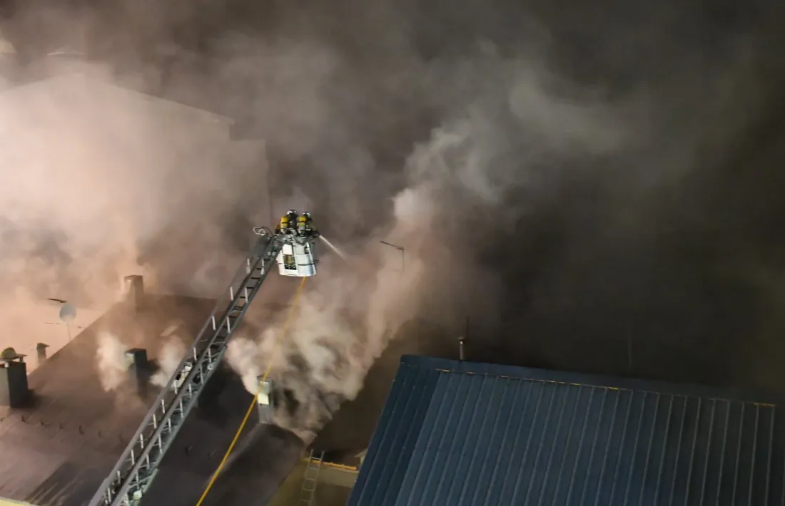 Els bombers sufocant les flames, ahir, al Pas de la Casa.