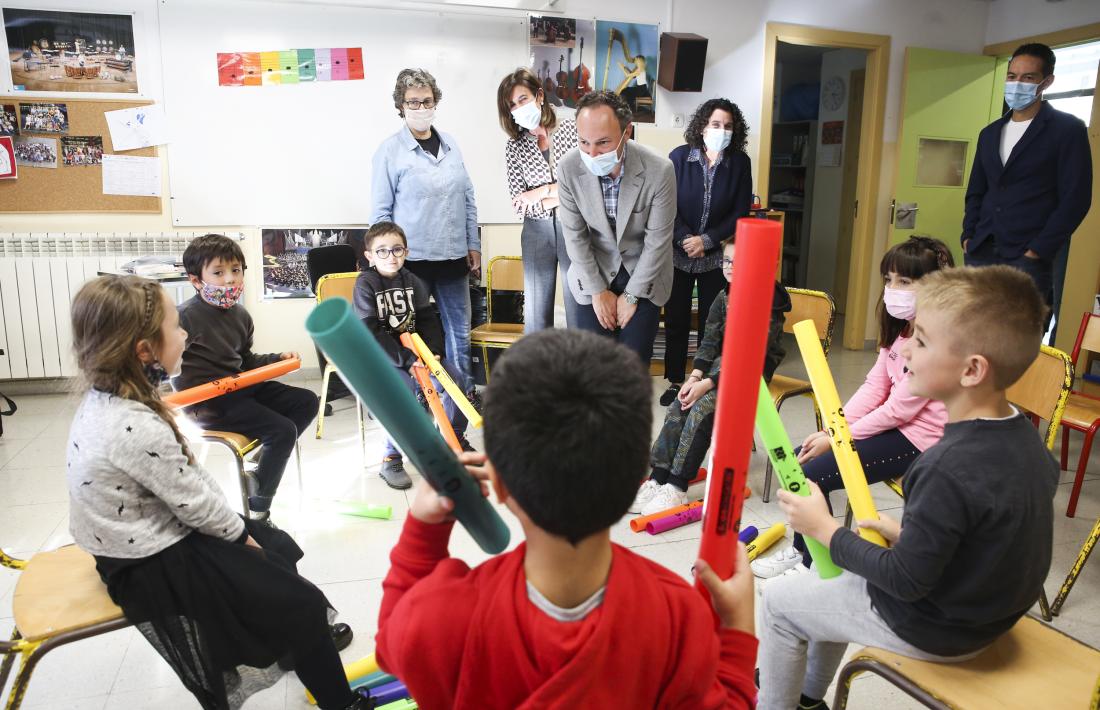 Espot, Vilarrubla i Casal són rebuts amb una cançó pels alumnes de segon de primera ensenyança.