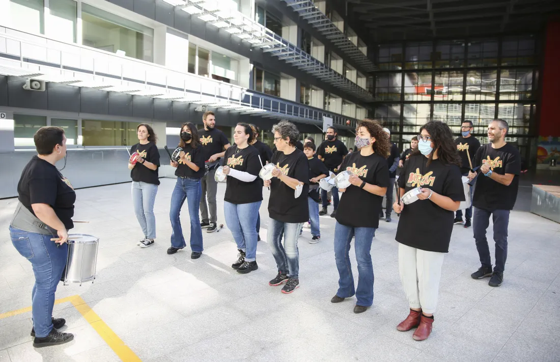 Alumnes i professors de segona ensenyança fan una batucada al pati.