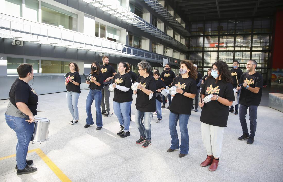 Alumnes i professors de segona ensenyança fan una batucada al pati.