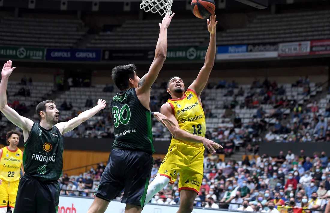 Amine Noua, aler pivot del BC MoraBanc, anota davant el nord-americà Derek Willis. Foto: ACB Photo / D. Grau