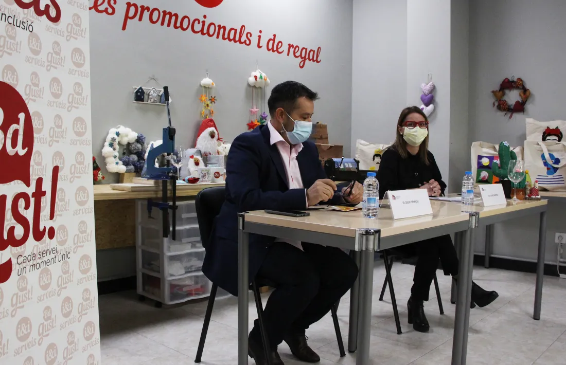 L'antic director d'i&i Serveis, Òscar Fernández, i la directora de serveis sociolaborals, Dolors Martínez, durant la roda de premsa d'aquest dimarts.