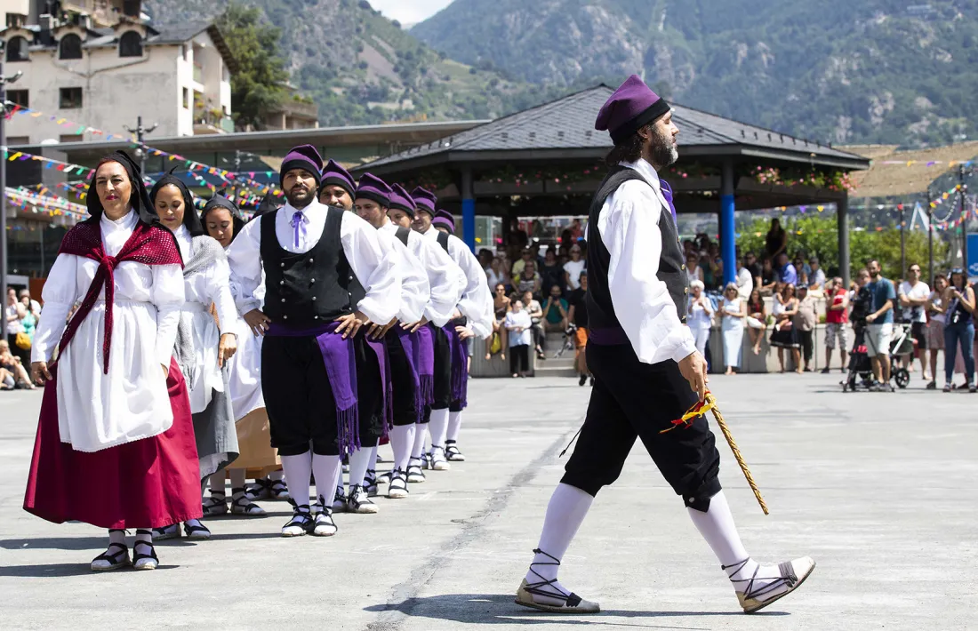 Els dansaires de l'Esbart, a punt de ballar el contrapàs a la festa major del 2019.