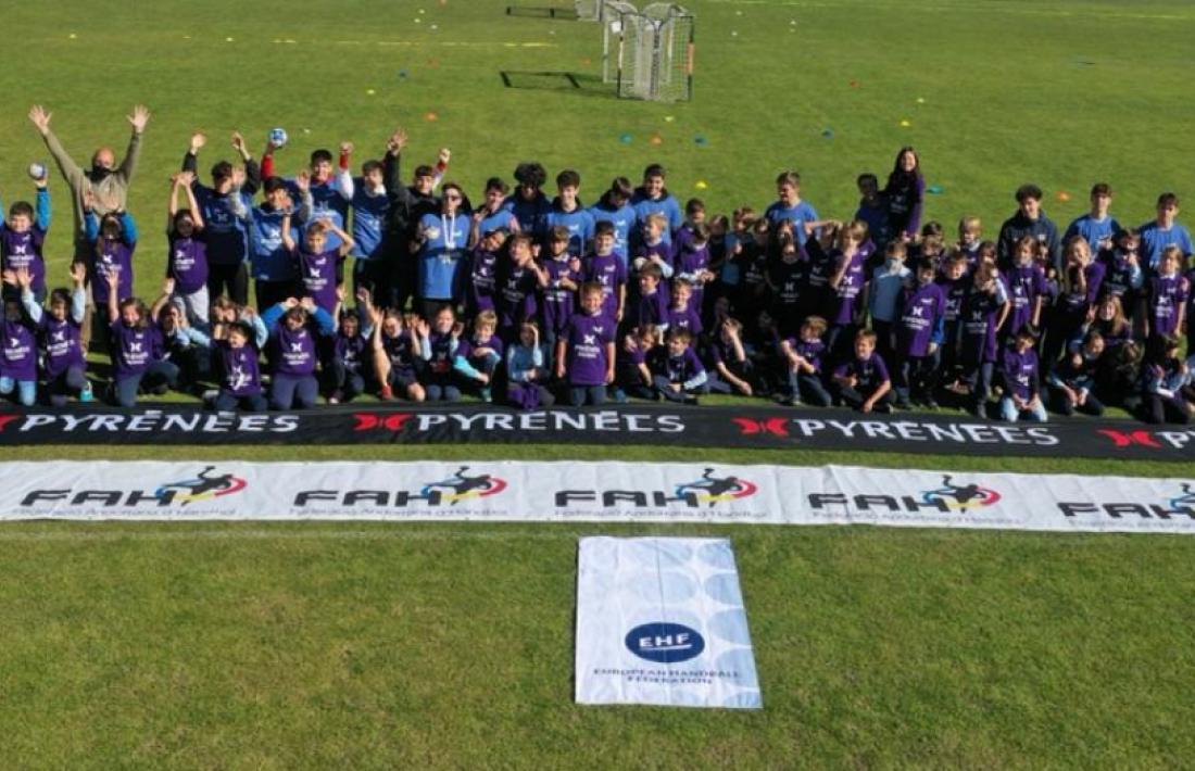 Els participants a la primera jornada del Trofeu Pyrénées, a l’Estadi Comunal. Foto: Federació Andorrana d'Handbol