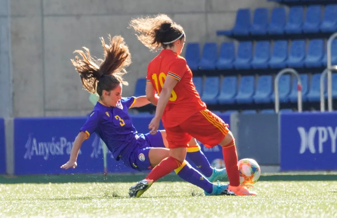 Maria Moles, que va patir una lesió, refusa una pilota davant de Mcgowan. Foto: @elcokedelasfotos