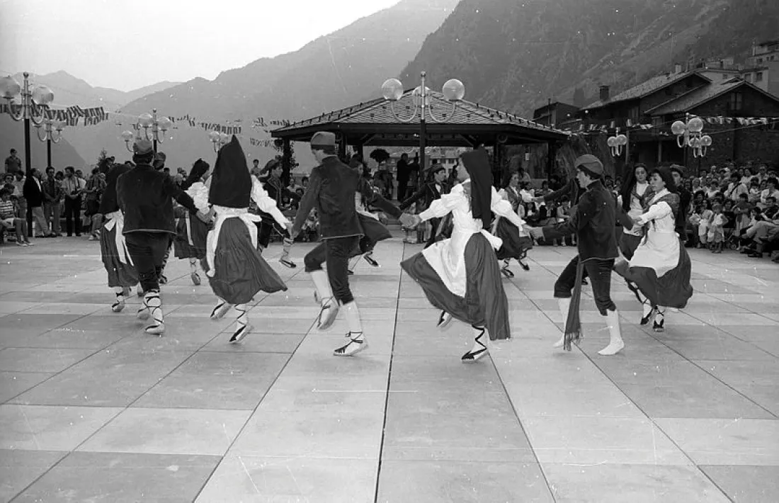 L’Esbart Dansaire va debutar oficialment per la festa major del 1982 i amb motiu de la inauguració de la plaça del Poble i del nou Comú.