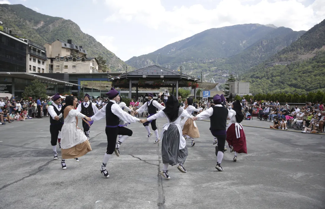 L'últim Contrapàs de l'Esbart Dansaire, l'esitu passat a la plaça del Poble i després de l'aturada pandèmica del 2020.