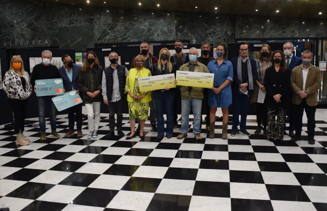Foto de família dels guanyadors amb l’organització d’Arts Andorra i el cònsol lauredià, Josep Majoral (a la dreta).