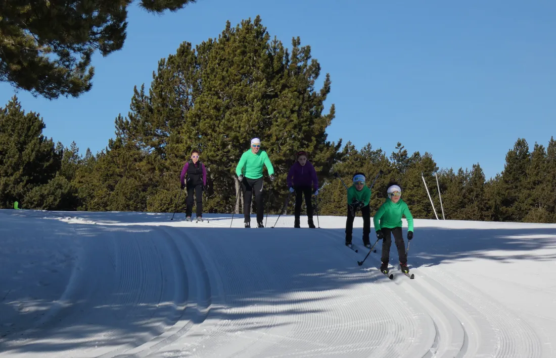 Practicants d'esquí de fons a Naturland.