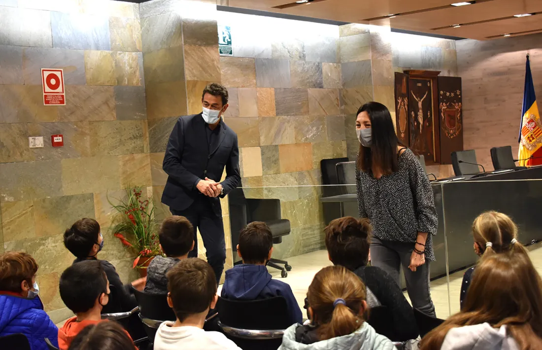 Un moment de la visita dels alumnes de l'escola francesa al Comú d'Ordino.