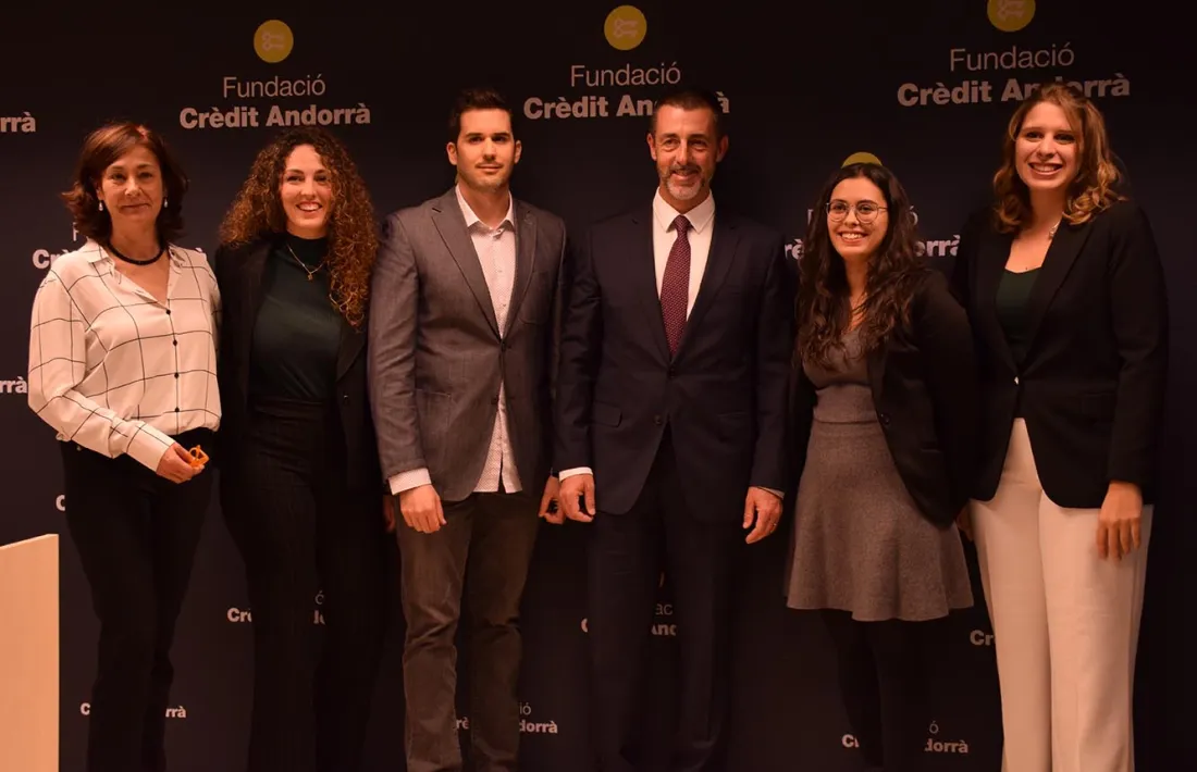 Els quatre becaris de les convocatòries 2018 i 2019 amb la directora de la Fundació Crèdit Andorrà, Francesca Ros i el president de Crèdit Andorrà, Antoni Pintat.