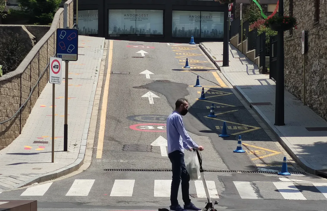 Un home circula en un patinet elèctric pels carrers de Sant Julià de Lòria.